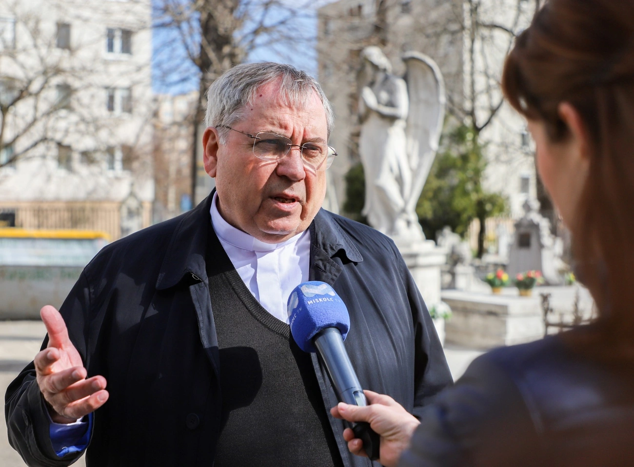 Juhász Ferenc atya, temetőkápolna megújul. Fotó: Mocsári László