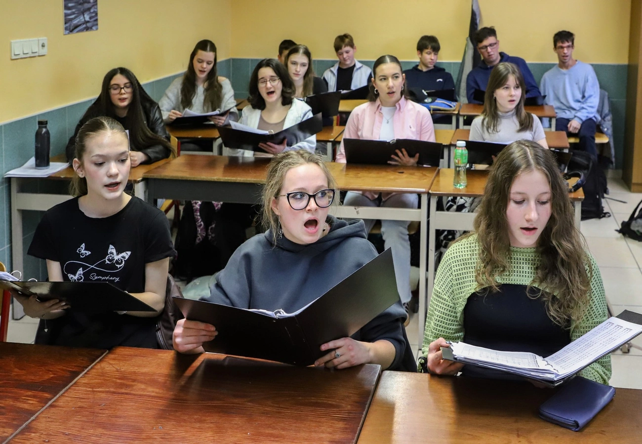 A Honeybeasttel lép színpadra a Lévay kórusa. Fotó: Mocsári László