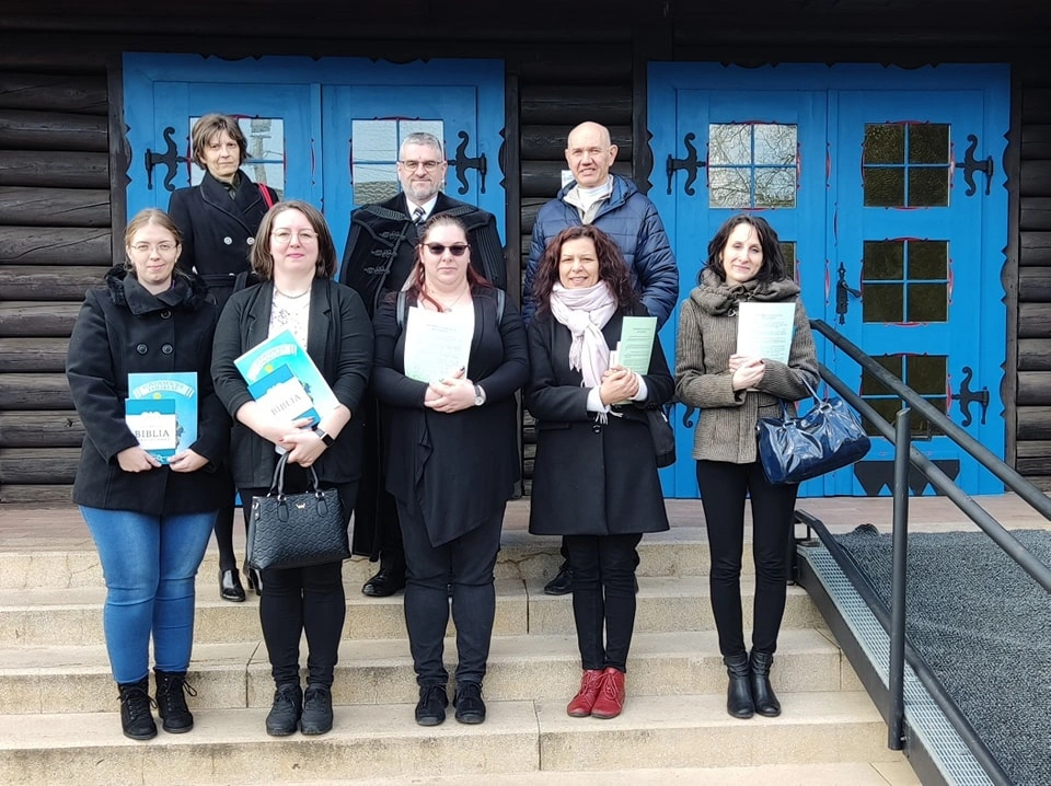 Felnőtt konfirmáció virágvasárnapon a Deszkatemplomban. Fotó: Deszkatemplom Facebook