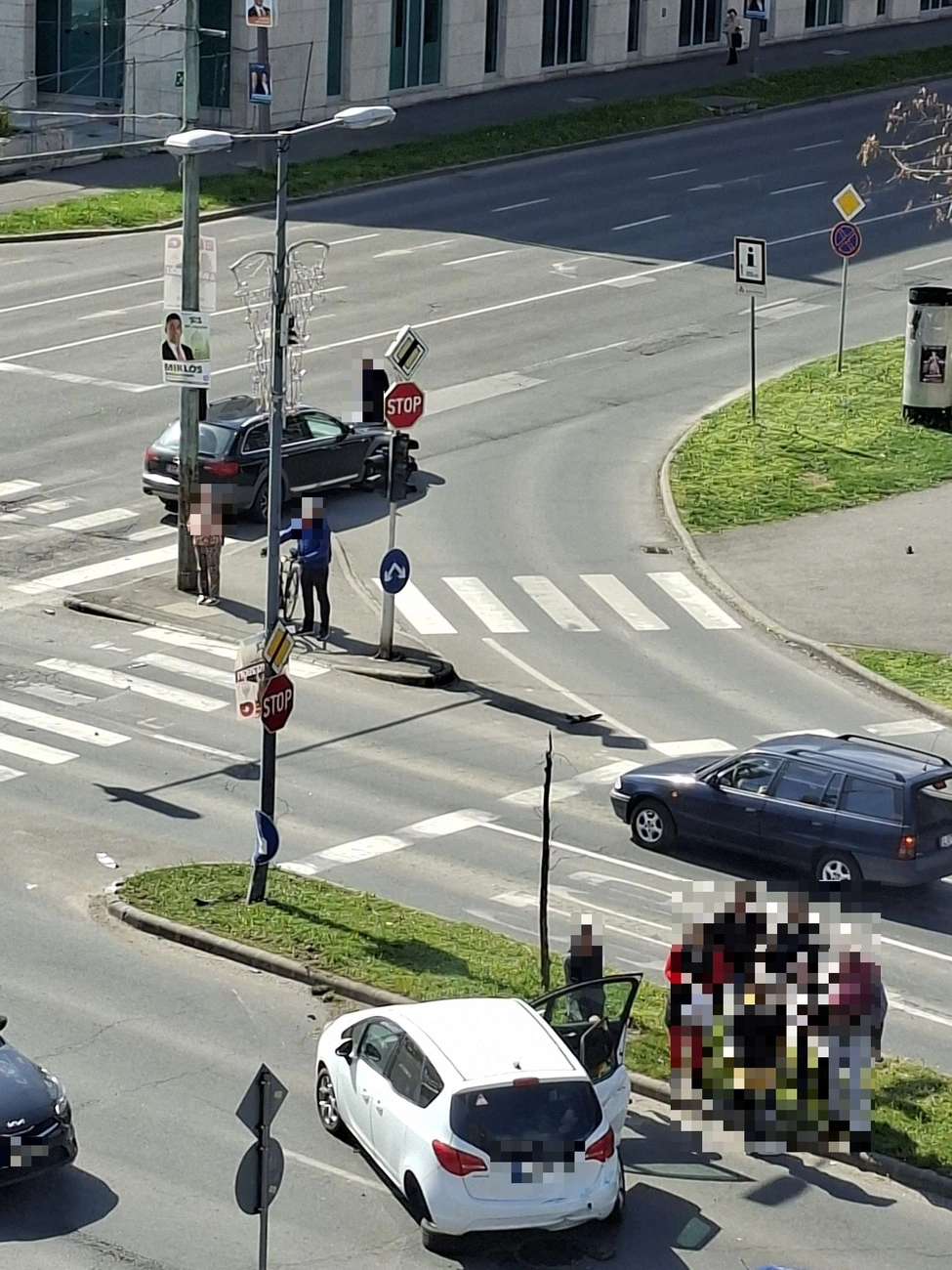 Baleset történt Miskolcon, a Corvin utcában. Forrás: Facebook/Almási Anita