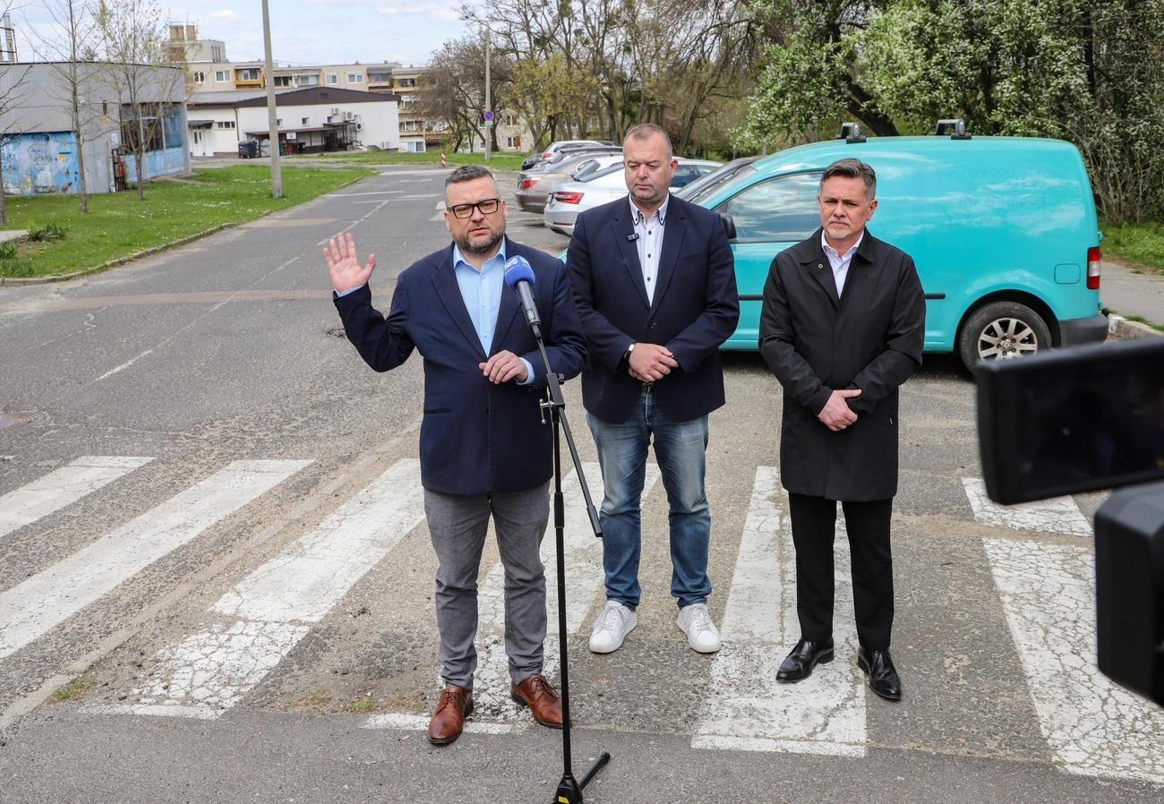 Sajtótájákoztató a Szeder utcán. Fotó: Mocsári László