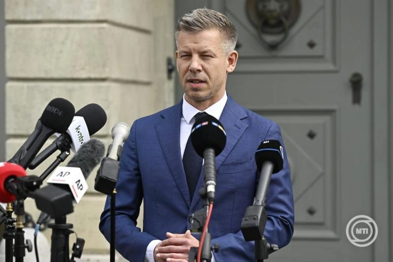 Magyar Péter, a Tisza Párt elnöke sajtótájékoztatót tart a Sándor-palota előtt, miután megbeszélést folytatott Sulyok Tamás köztársasági elnökkel 2026. április 15-én. Magyar Péter bejelentette, az államfő őt bízza meg kormányalakítással. MTI/Hegedüs Róbert