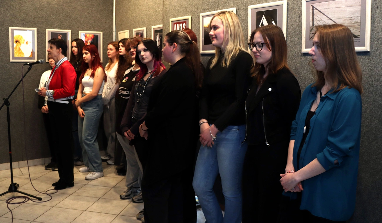 A Balázs Győző Református Gimnázium Művészi és Médiafotográfus szakának Fiatal szívek 3. című kiállítás megnyitója_Fotók Barna Laczy