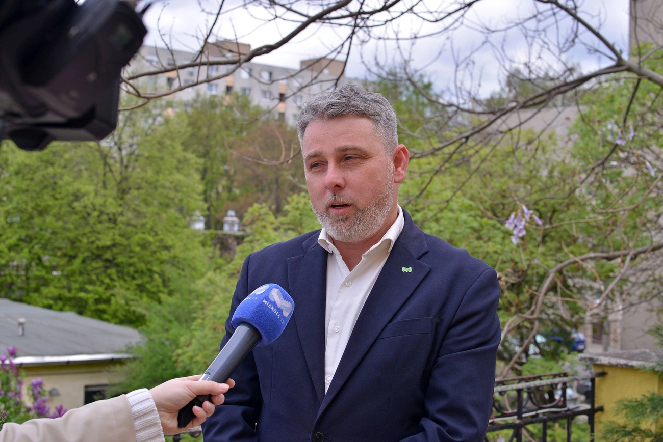 Csordás László a gyepmesteri telep jótékonysági kutyafotózásáról. Fotó: Osztie Tibor