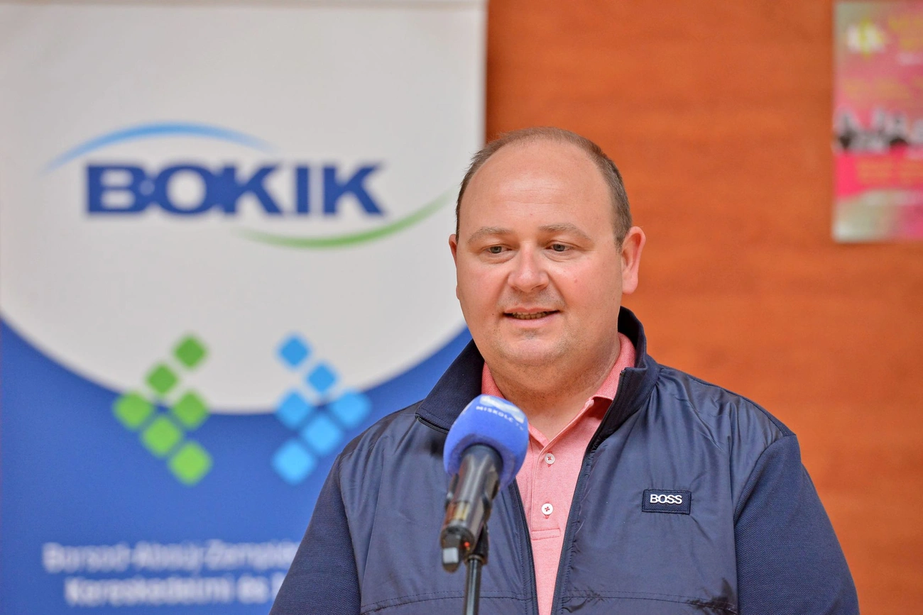 Tóth Ádám, a BOKIK képzési igazgatója a Kézműves Kupa sajttájon. Fotó: Osztie Tibor