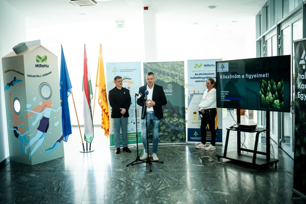 Italos kartondoboz gyűjtő kampány. Fotó: Horváth Csongor