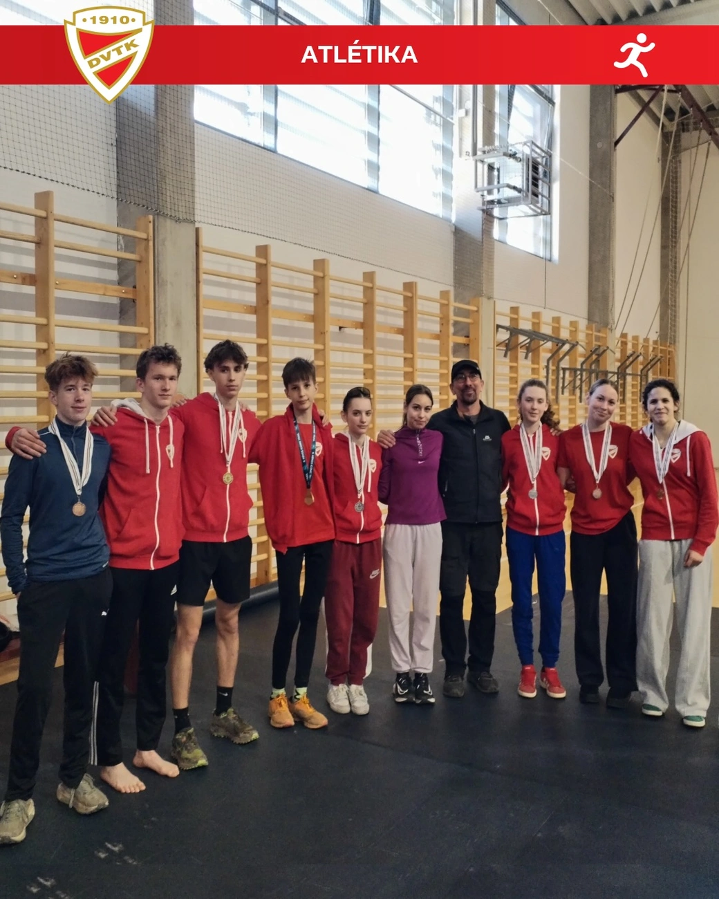 A piros-fehérek atlétáinak egy csoportja. Fotó: DVTK 