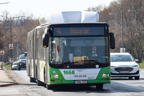 4-es-busz-be-irany-tapolcai-elagazas-fele-4l6a7072-1_0.jpg.jpg (212.57 KB)
