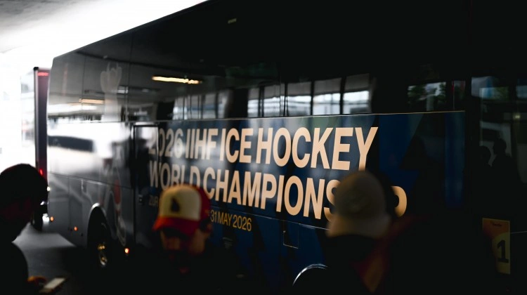 jegkorong_valogatott_zurich_erkezes_busz_260512.jpg