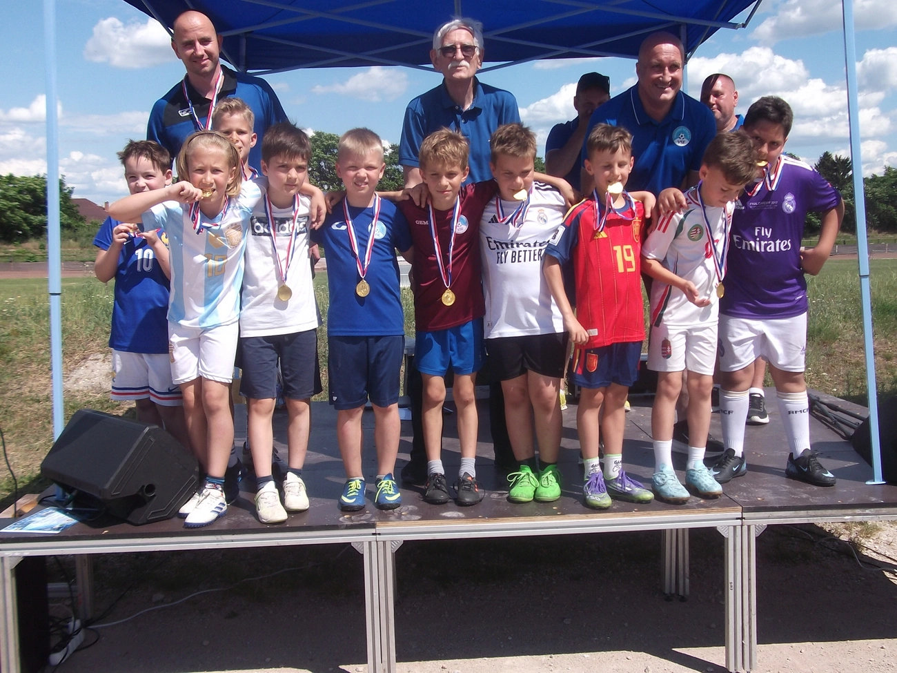 A Miskolc Népkert Volán U9-es vármegyei futsal csapata a klub vezetőivel. Fotó: KT