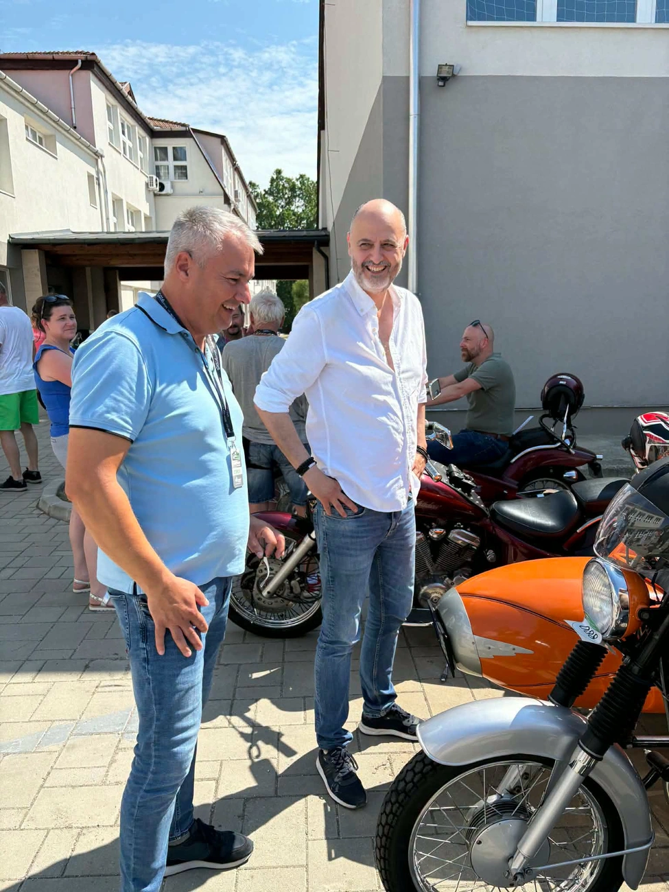 Juhász Roland az old timer kiállításon Szirmabesenyőn. Fotó: Juhász Roland Facebook