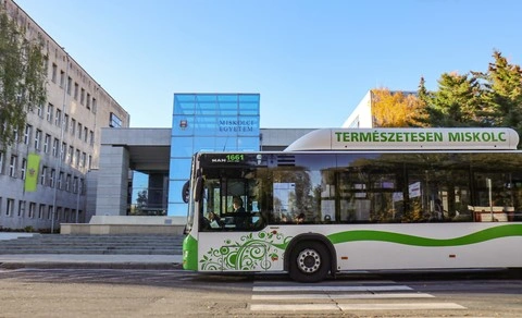 busz a Miskolci Egyetemnél. Fotó: MVK