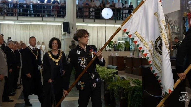 gépész, zenész diplomaosztó. Fotó: Miskolci Egyetem youtube