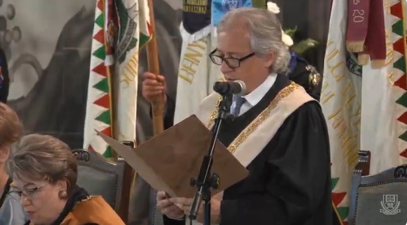 Papp Sándor dékán a gépész, zenész diplomaosztón. Fotó: Miskolci Egyetem youtube