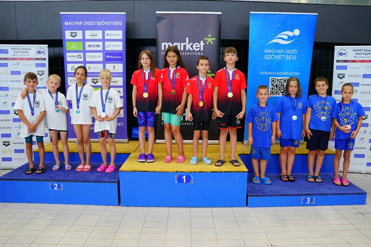 A 4x50 m mix vegyesváltó (gyerek úszás): Kocsis Lara, Balogh Lilla, Horváth Vencel és Márkus Zsombor. Fotó: magánarchívum