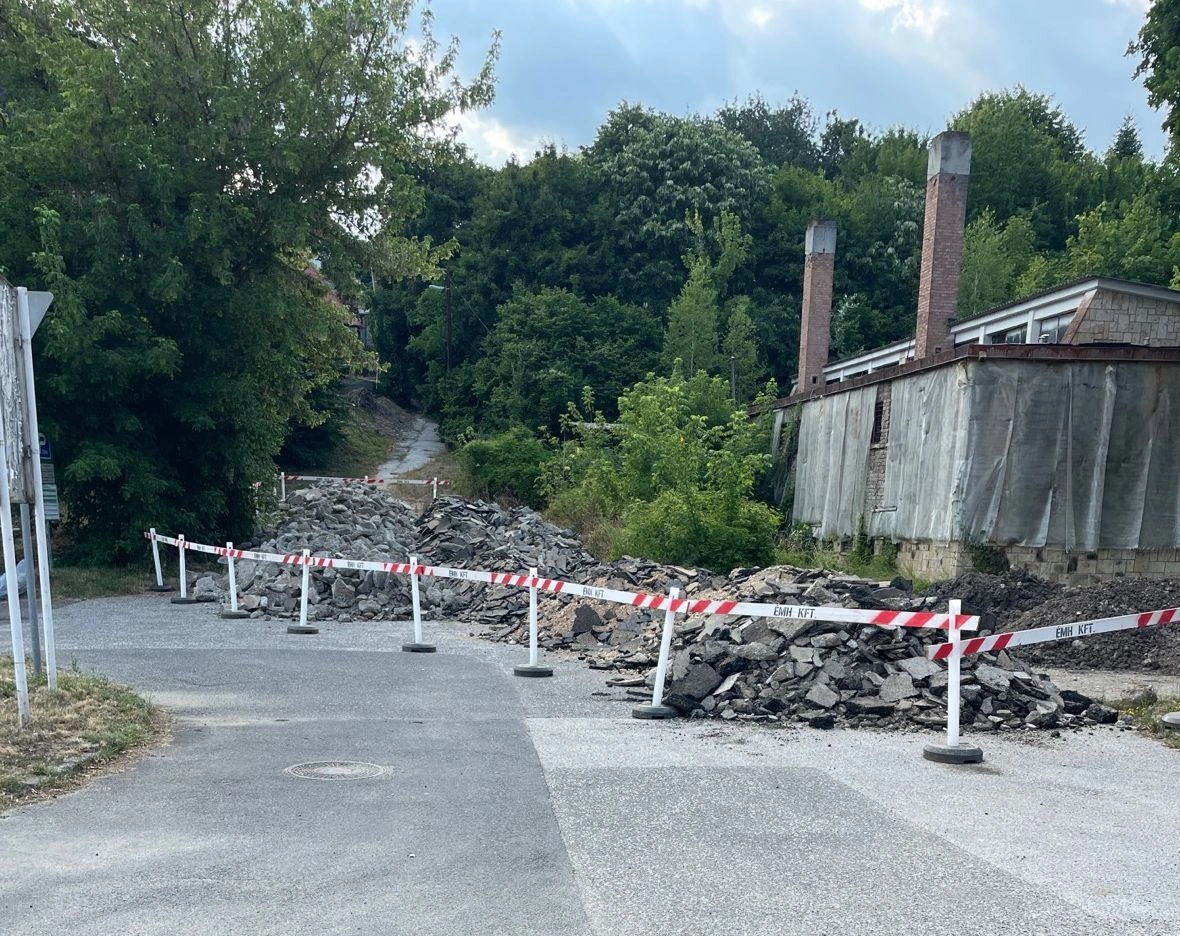 törmelék a Barlangfürdő közelében