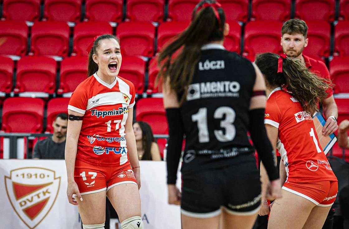 Kovács Lilit (balról) a 2026/27-es idényben is a DVTK színeiben láthatják a röplabdázás kedvelői. Fotó: magánarchívum