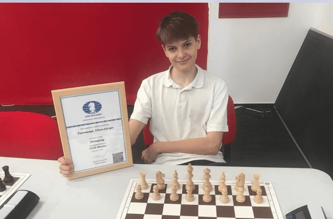 Turcsányi Vince is tologatta a figurákat Pardubicében. Fotó: magánarchívum