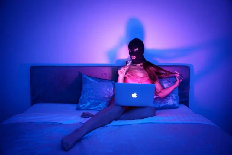 Részlet a Virtuális barátnő című filmből. Fotó: Színház Online