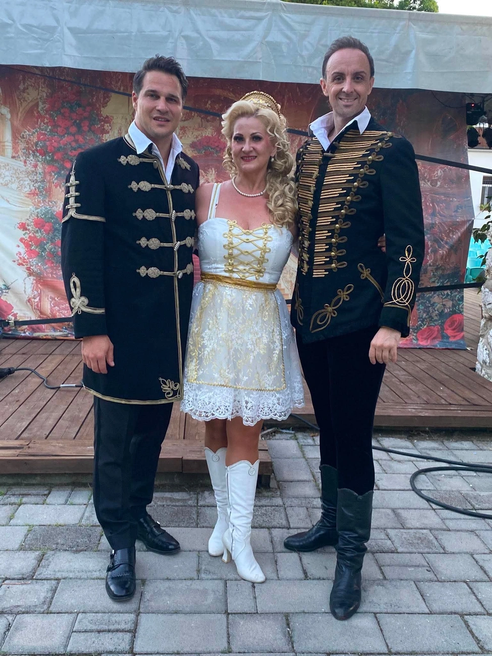 Így vígad a magyar operettgála szereplői. Fotó: magánarchívum