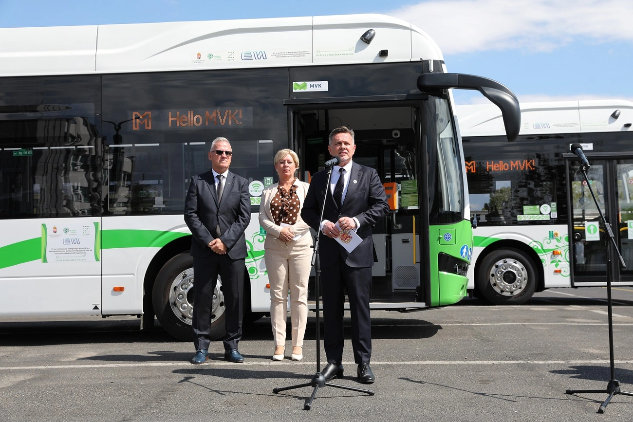 elektromos buszok átadása. Fotó: Juhász Ákos