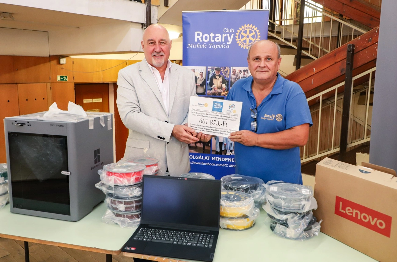 Miskolctapolcai Rotary adománya a Kazinczynak. Fotó: Mocsári László