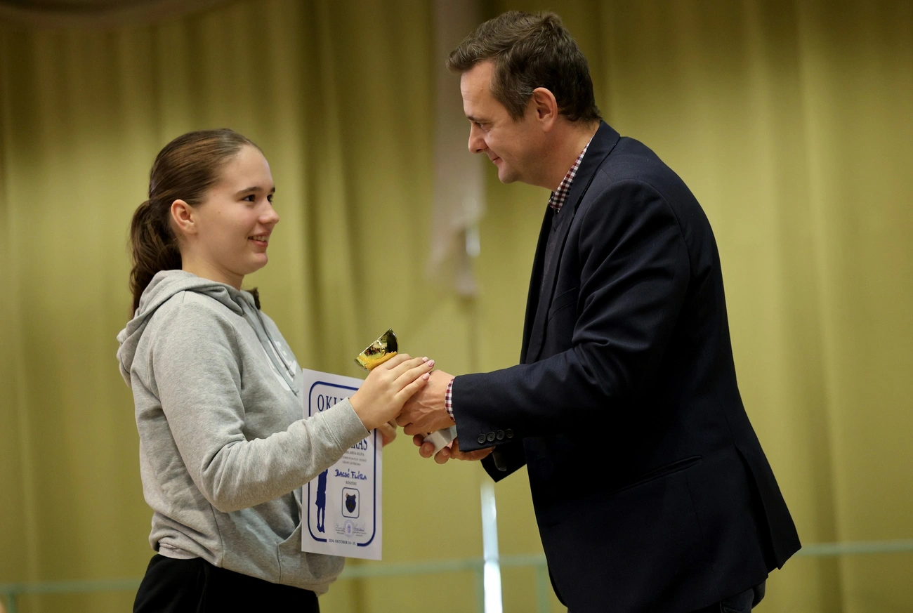 Komporday Levente, a Diósgyőri Gimnázium igazgatója díjat ad át. Fotó: magánarchívum