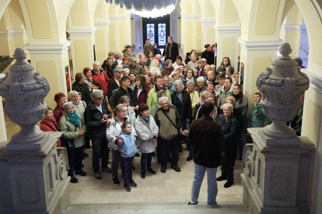Belvárosi séta a Zenepalotánál. Fotó: Mocsári László