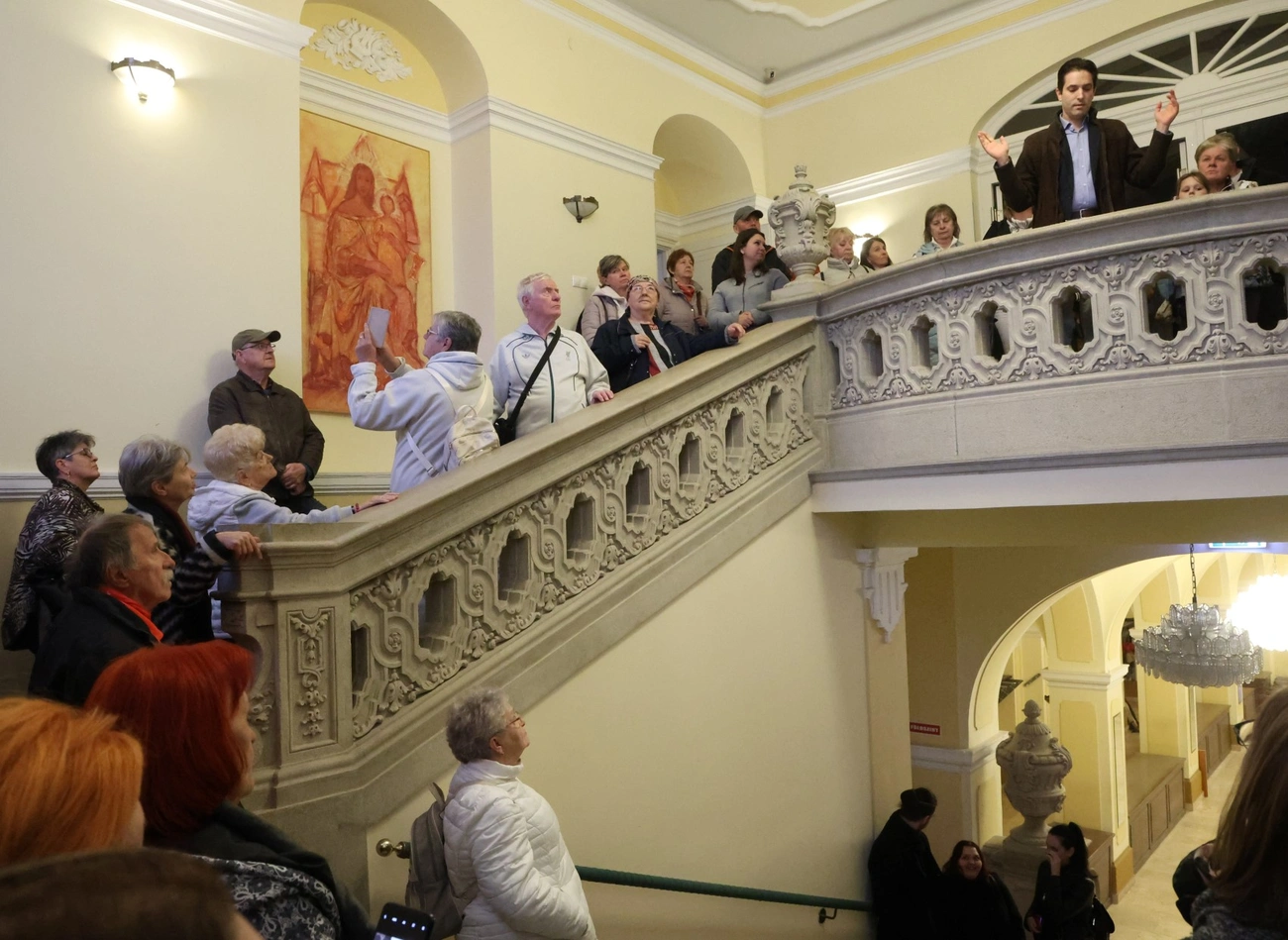 Belvárosi séta a Zenepalotánál. Fotó: Mocsári László