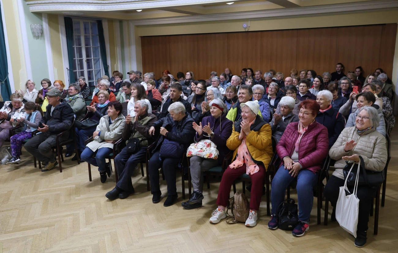 Belvárosi séta a Zenepalotánál. Fotó: Mocsári László
