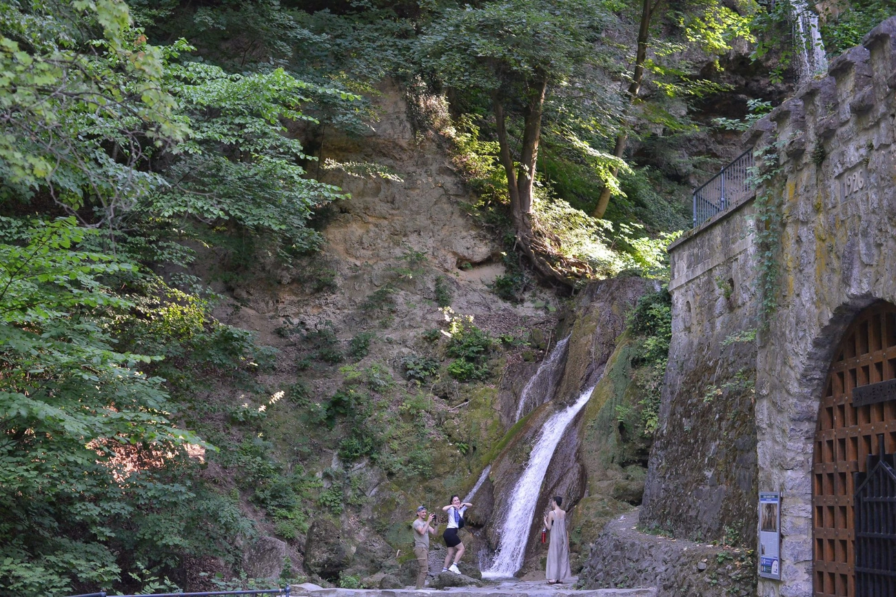 Újra zuhog a zuhatag