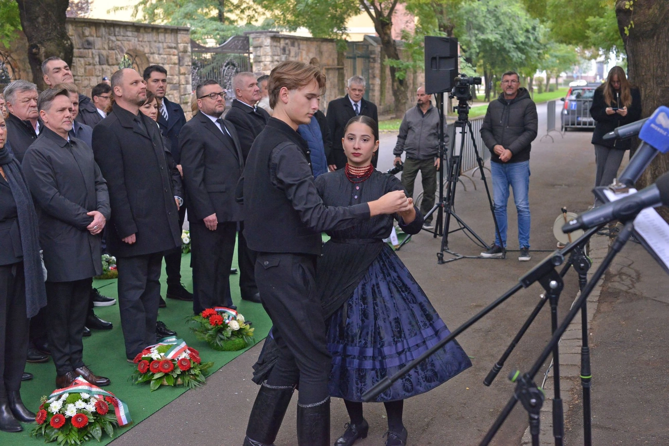 Aradi vértanuk napja