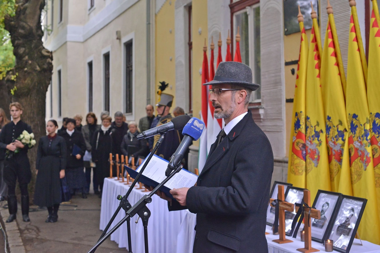 Aradi vértanuk napja