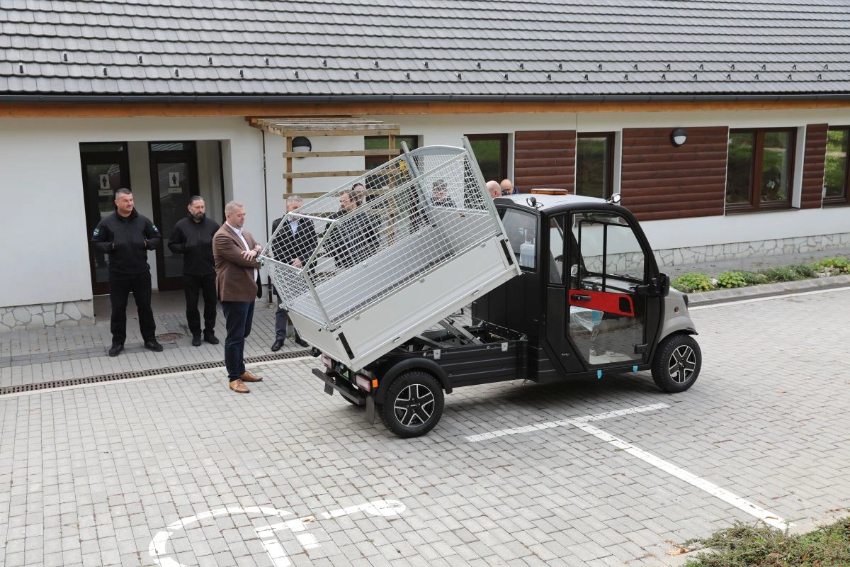 Új elektromos autó átadása a Miskolci Állatkertben. Fotó: Juhász Ákos