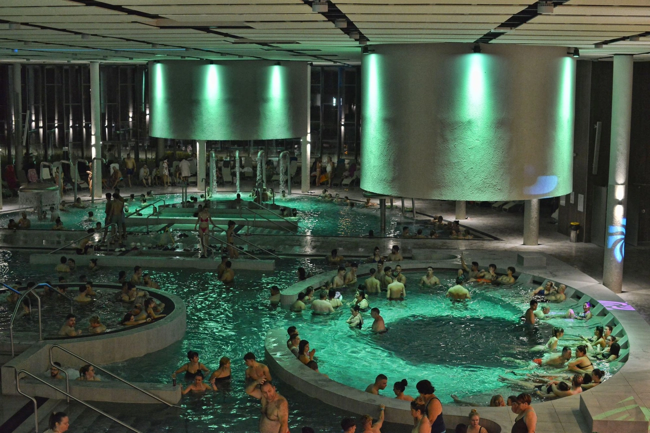 Éjszakai fürdőzés az Ellipsumban