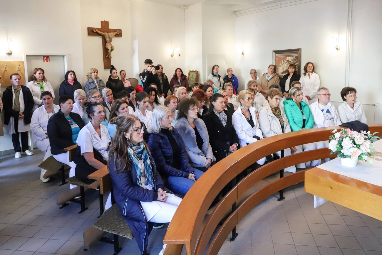 Kórházi mécsesgyújtás az elhunyt munkatársak emlékére