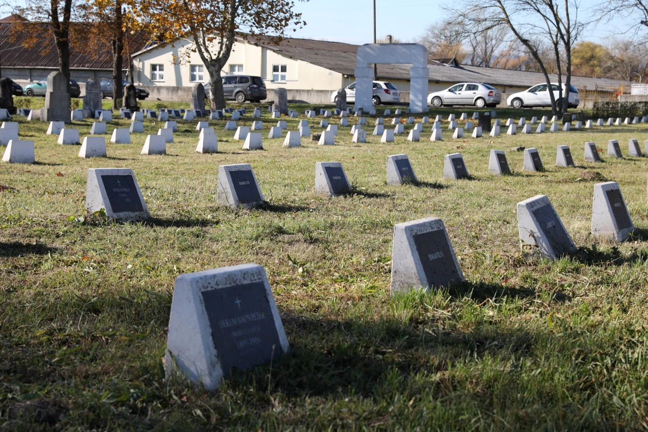 Koszorúzás a koleratemetőben