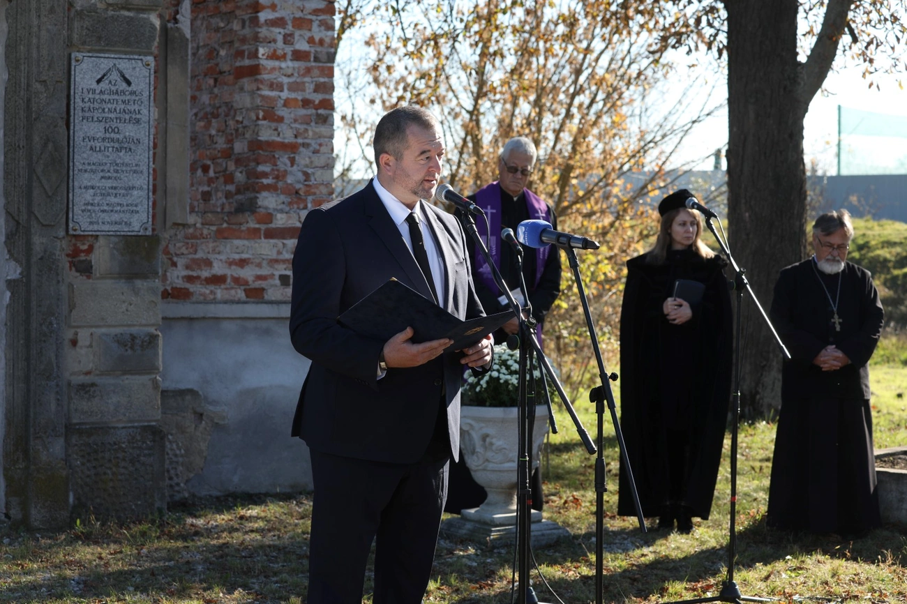 Koszorúzás a koleratemetőben