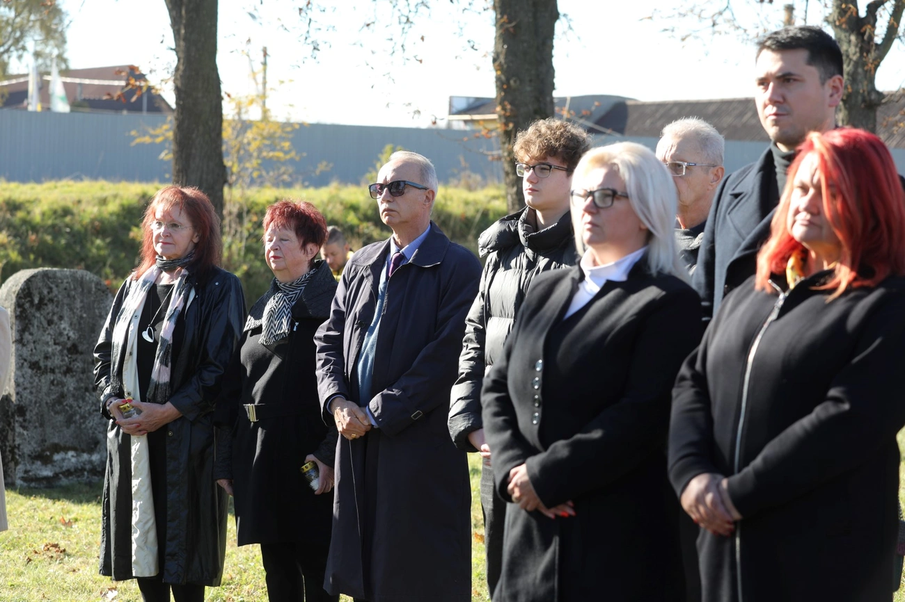 Koszorúzás a koleratemetőben