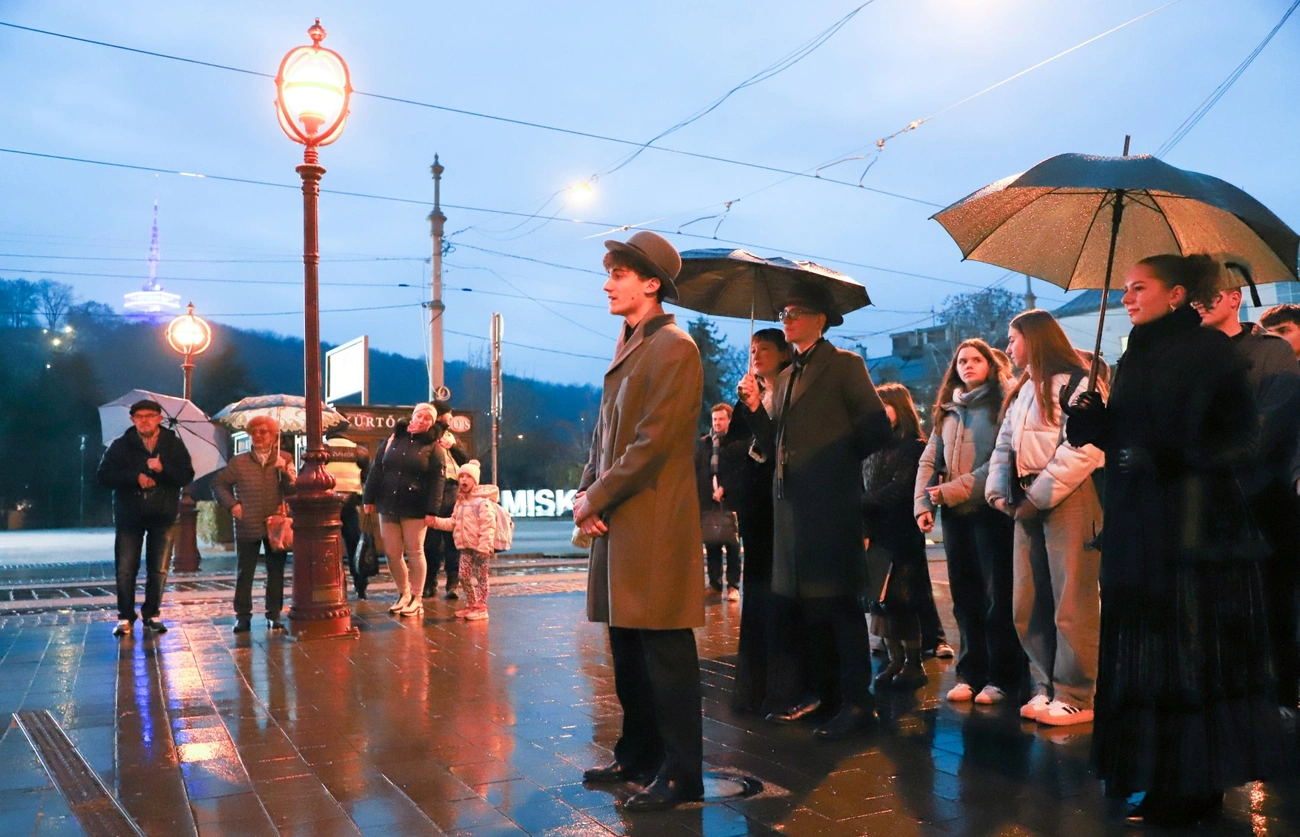 Lévay 200: zenés-fáklyás felvonulás Miskolc belvárosában