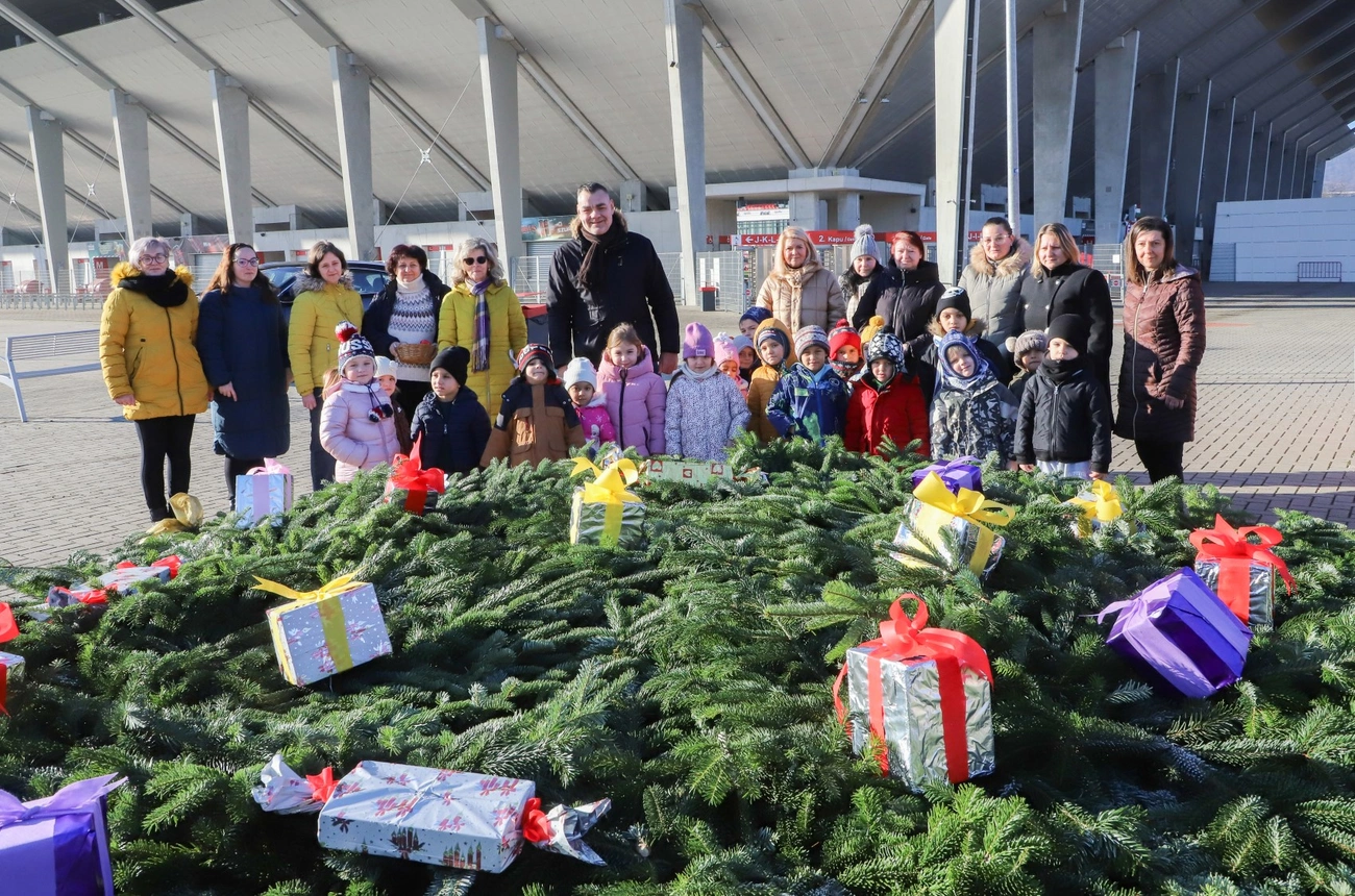 Adventi koszorú díszítése a DVTK Stadionnál