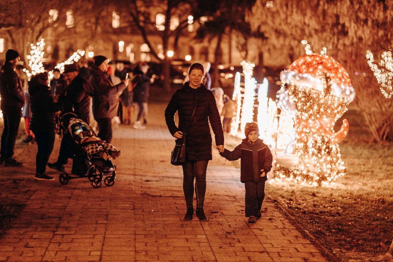 Adventi fények jégpályával