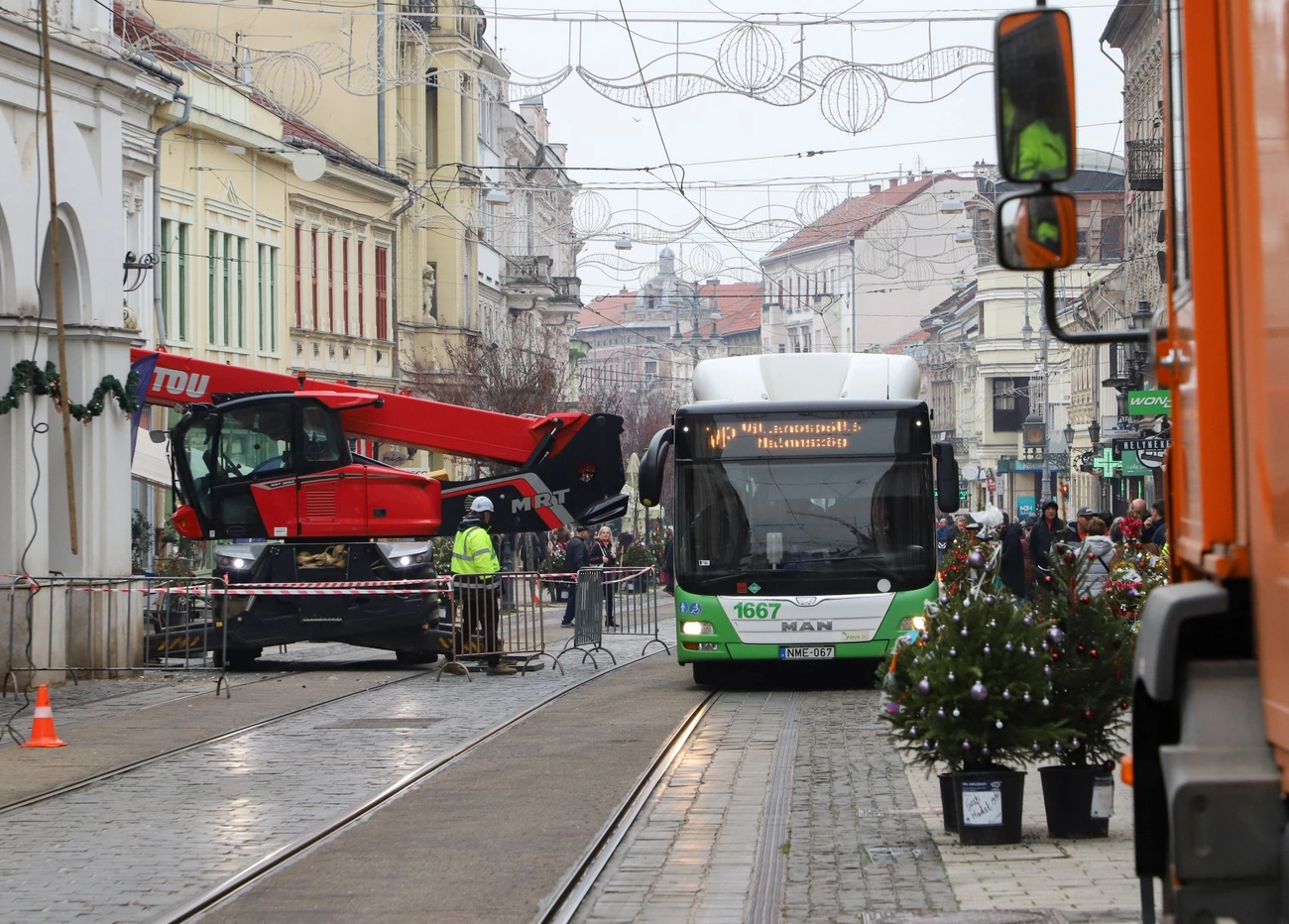Veszélytelenítési munkálatok a Nagyszínház homlokzatán
