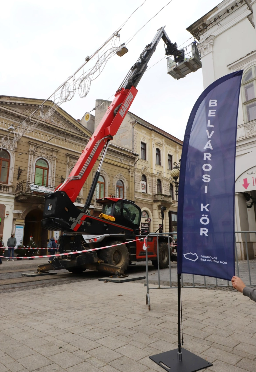 Veszélytelenítési munkálatok a Nagyszínház homlokzatán