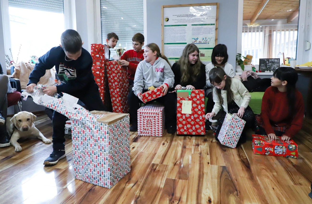 Karácsonyi ajándékozás látássérült és rászoruló gyermekeknek