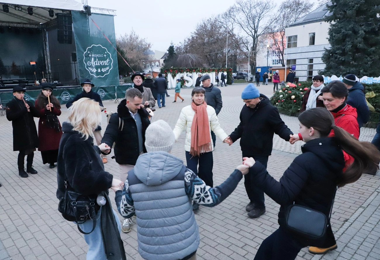 Adventi programok péntek este a Szent István téren szombaton