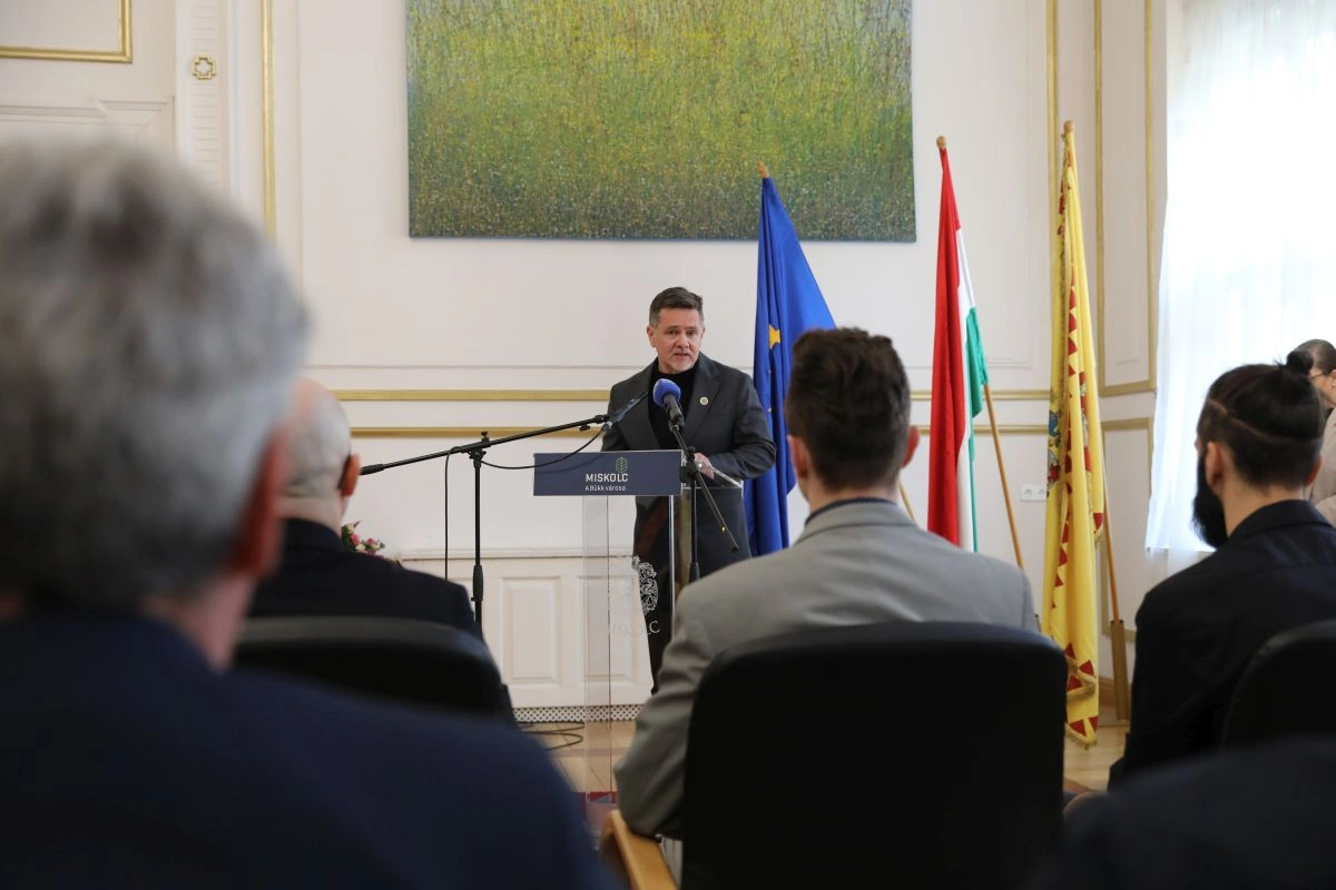 Elismerés az MVK Zrt. adventi villamosokat díszítő dolgozóinak. Fotó: Juhász Ákos