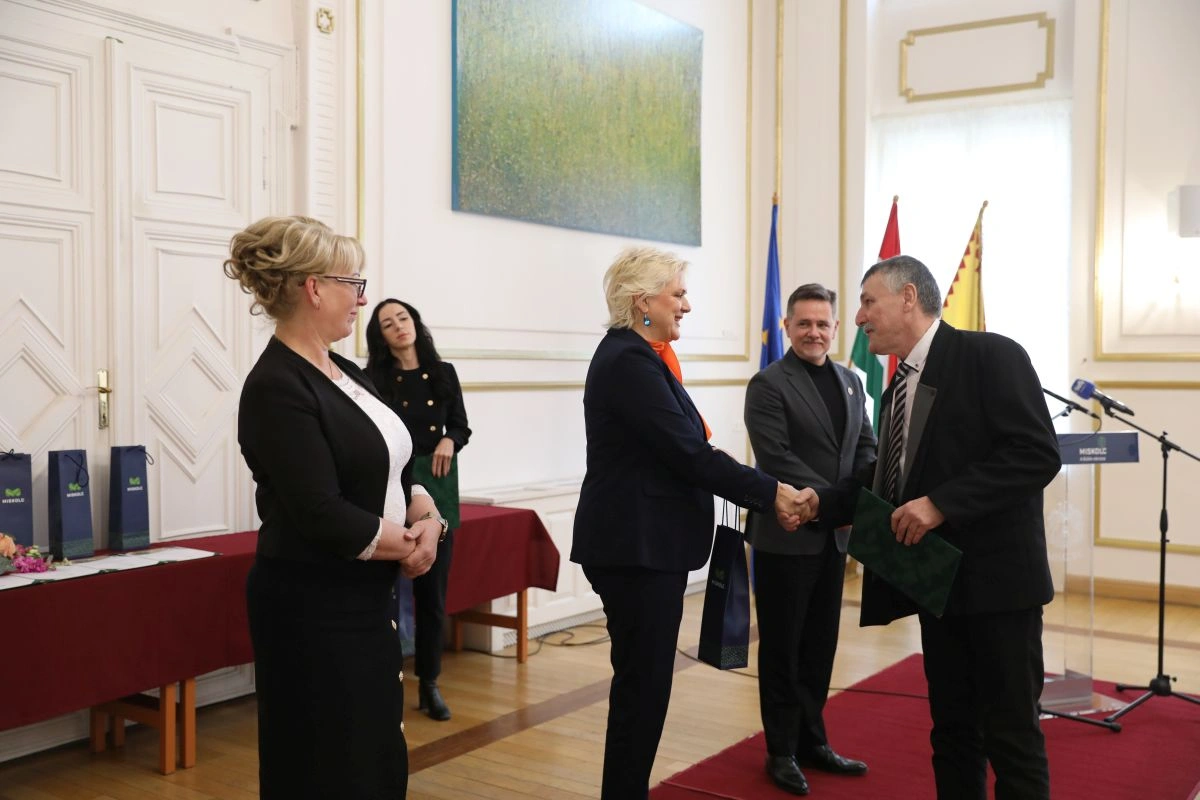 Elismerés az MVK Zrt. adventi villamosokat díszítő dolgozóinak. Fotó: Juhász Ákos