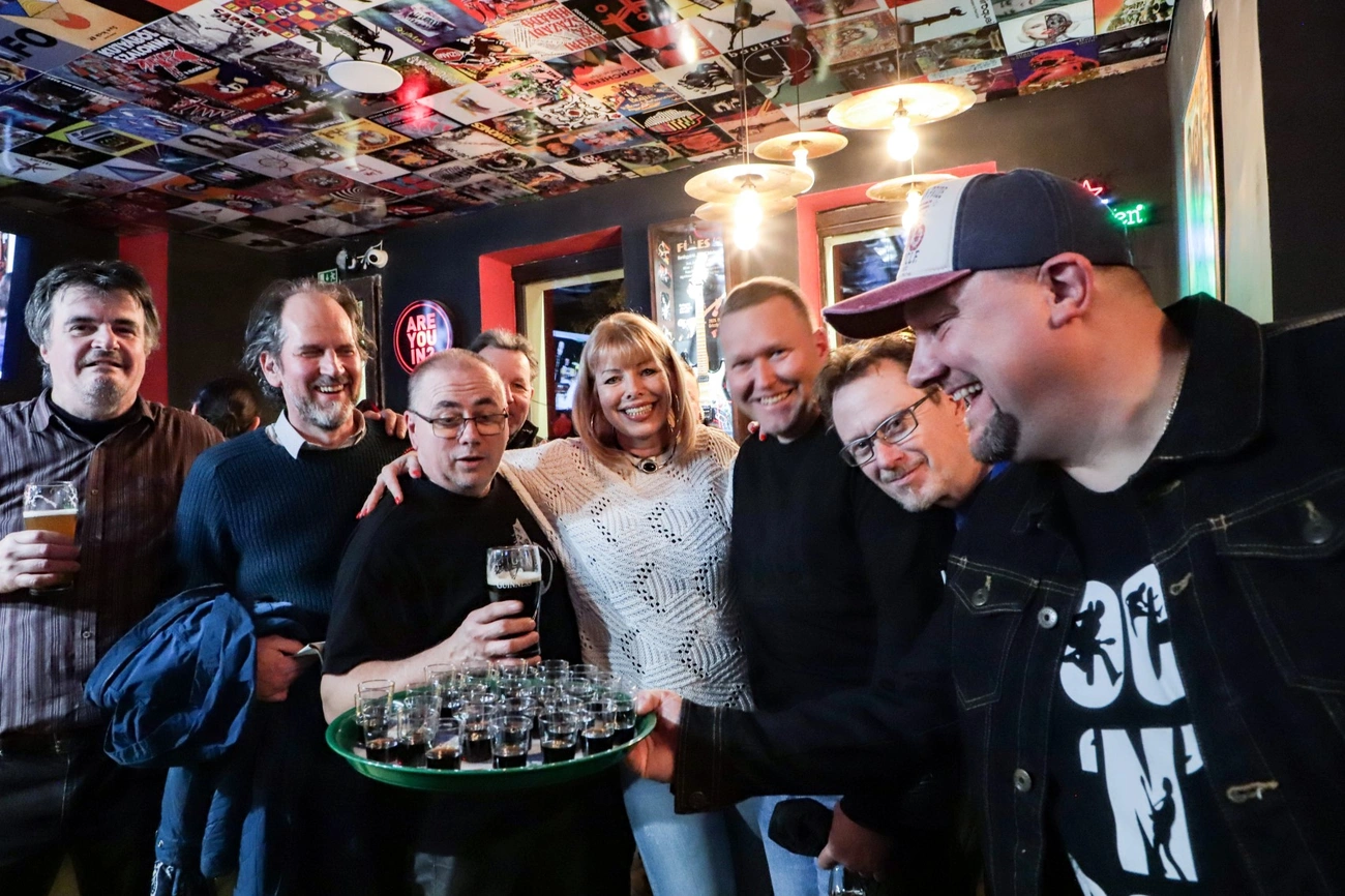 Kerékgyártó Füles István gitár vitrin avató a Grizzly Music Pubban