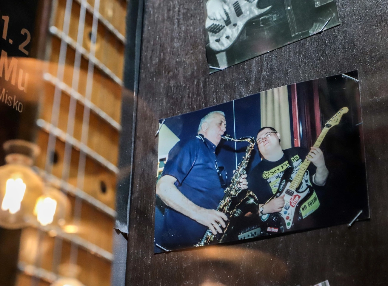 Kerékgyártó Füles István gitár vitrin avató a Grizzly Music Pubban